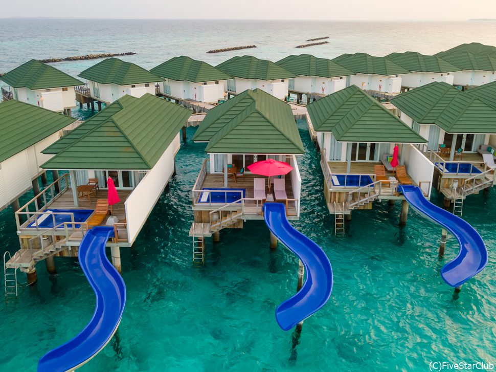 スライダーで海へダイブ!アクティブ派には断然オススメのリゾートです