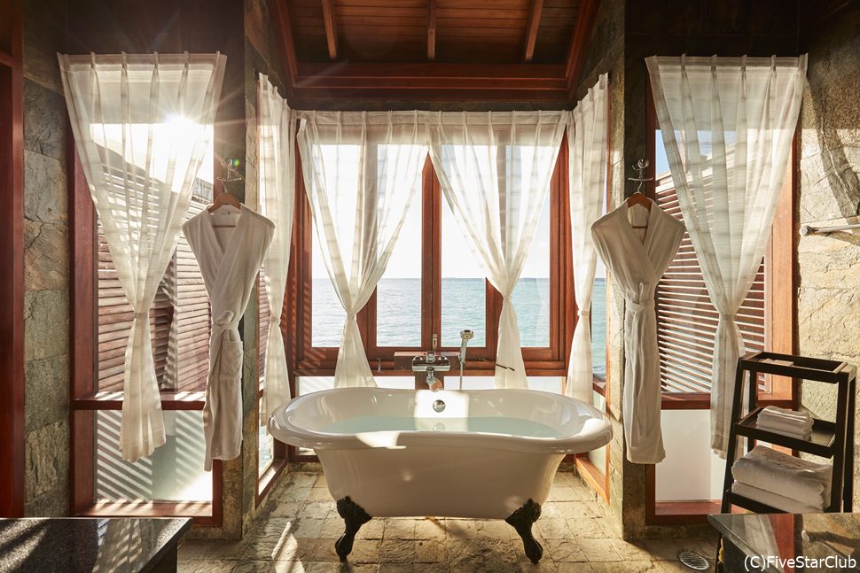 デラックスウォーターヴィラ バスルームからは海を一望