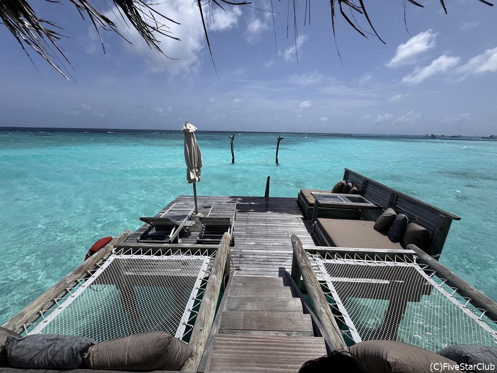 ギリ・ラグーンヴィラ ハンモック付きのテラス