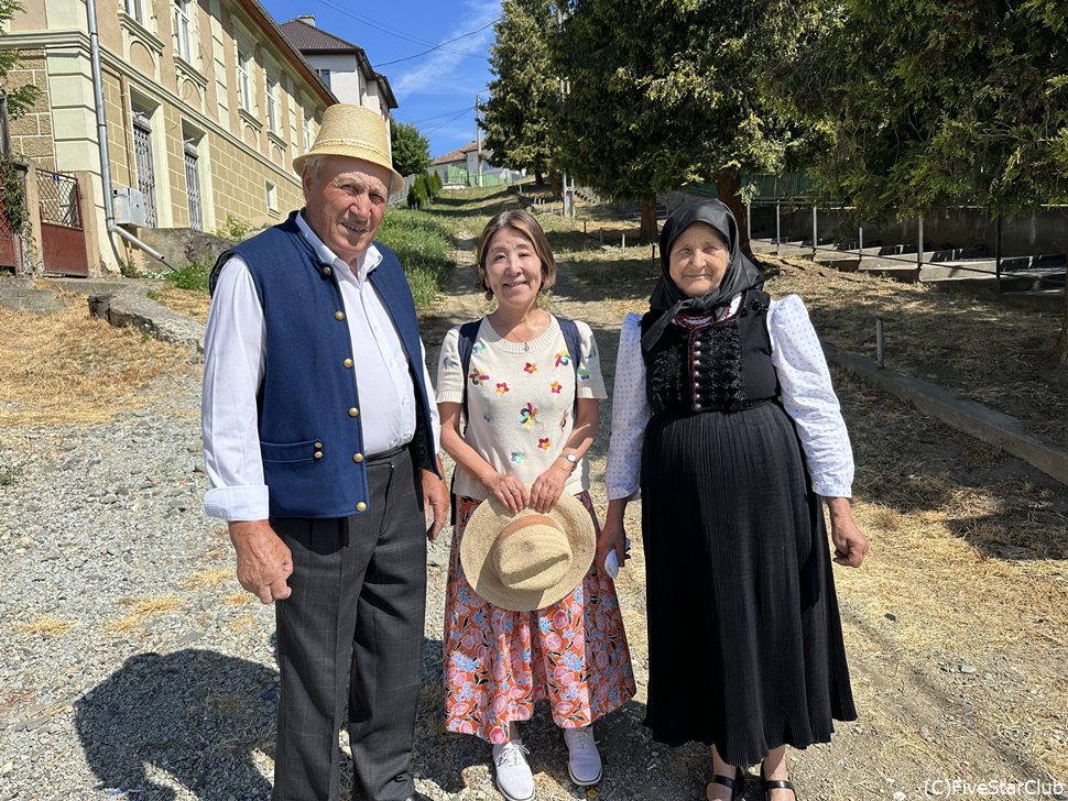 日曜の朝、教会へ向かうご夫婦に出会う