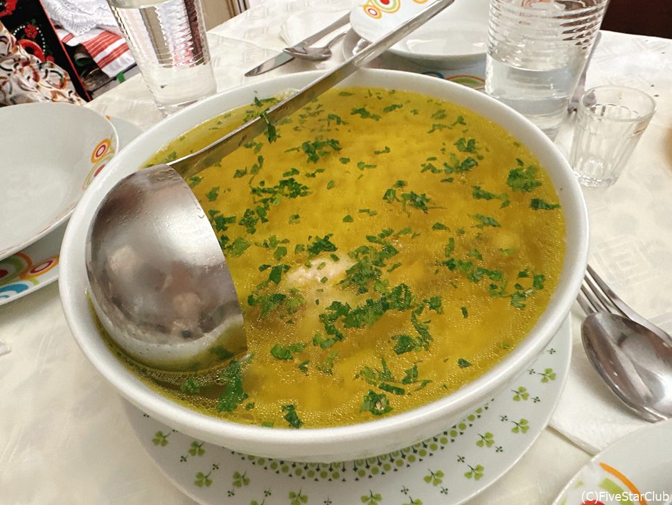 チキンの骨付き、ミニパスタも入ったコンソメスープ