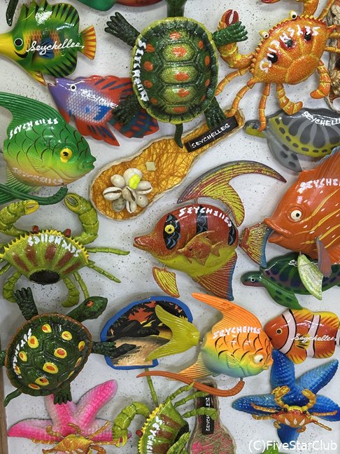 マーケットへ行けばカラフルなお土産も色々