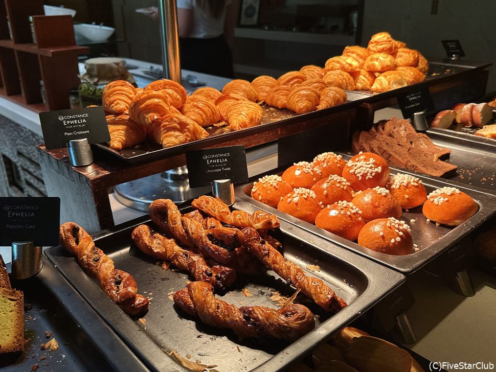 朝食ビュッフェのパンも充実