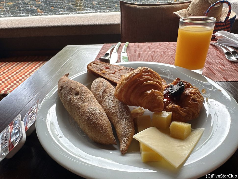 充実した朝食タイムもハネムーンにふさわしい