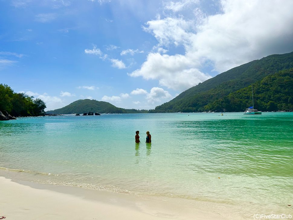 波静かな海には数えるほどしかゲストもいない