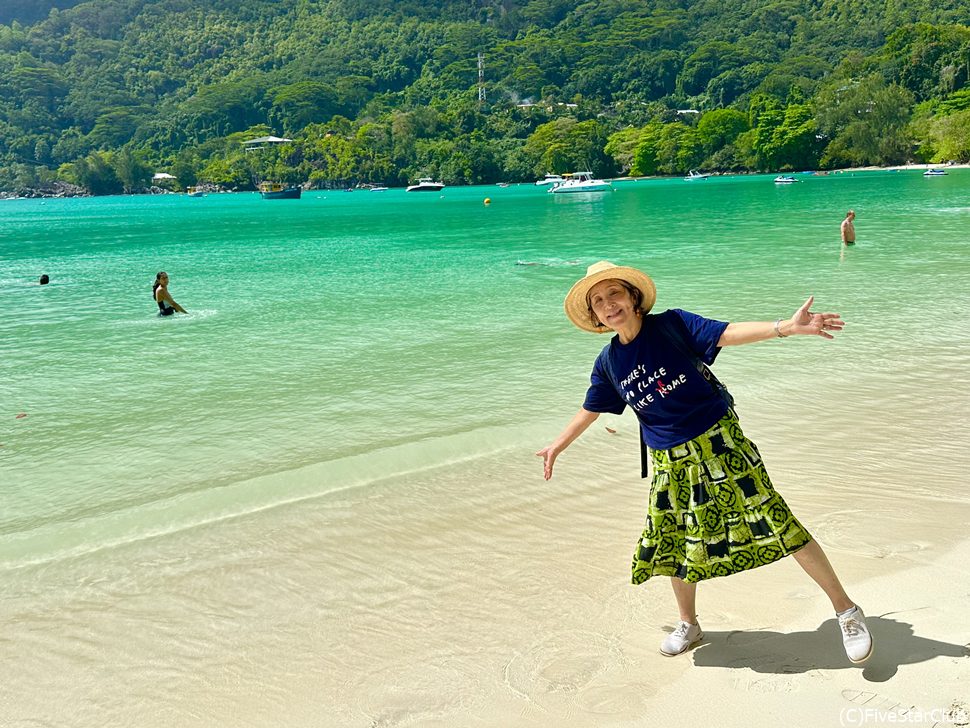 人の少ないビーチで散歩