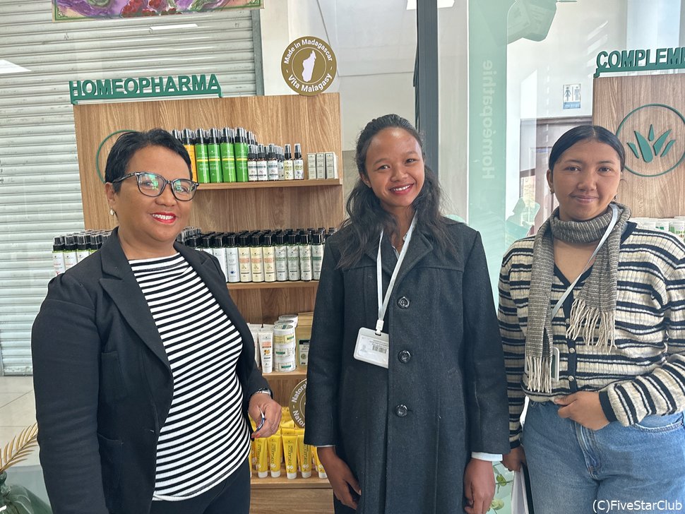 タナのショップバオバブのコスメなどを販売する売り子さんたち