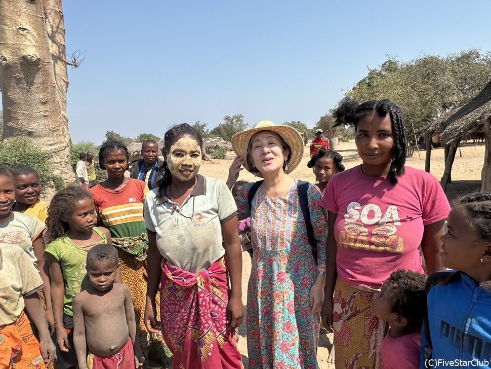 慣れるまではぎょっとするタバキを塗った女性