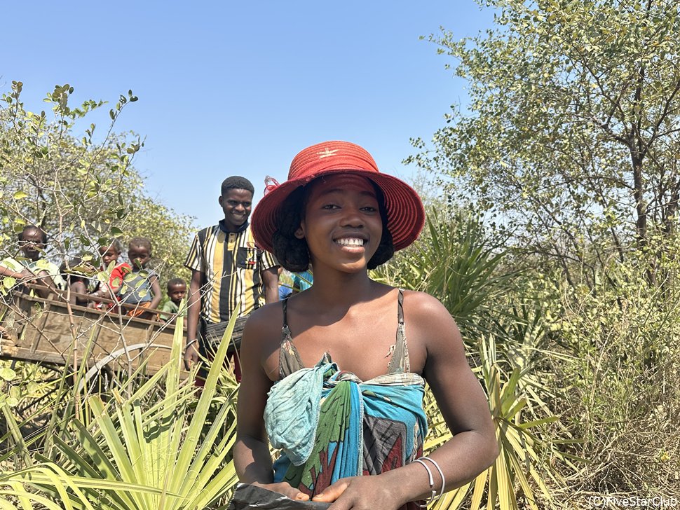 モデル風にポーズしてくれたお姉さんにはちょっといいものプレゼントします