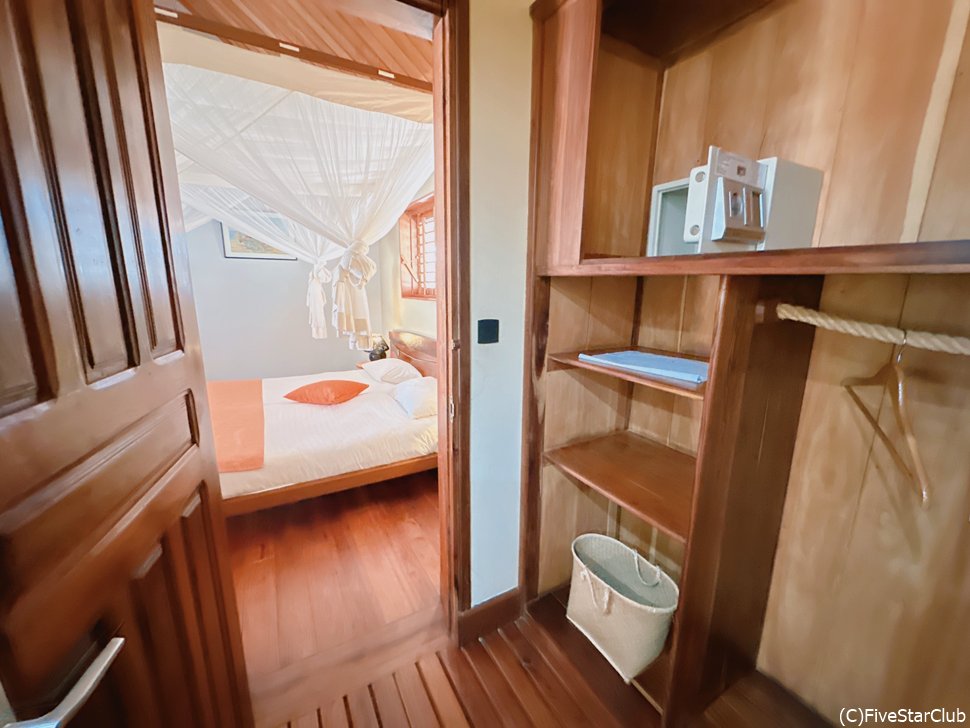 モロンダバの高級ホテルパリサンドルのバスルームは意外にシンプル