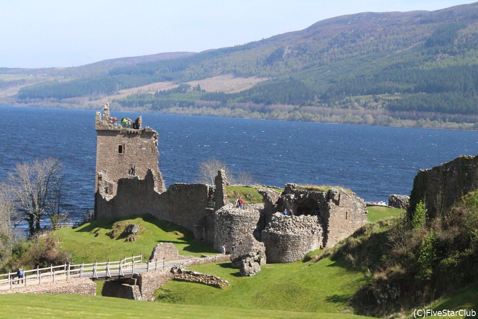 ネス湖とアーカー城＜ネス湖＞