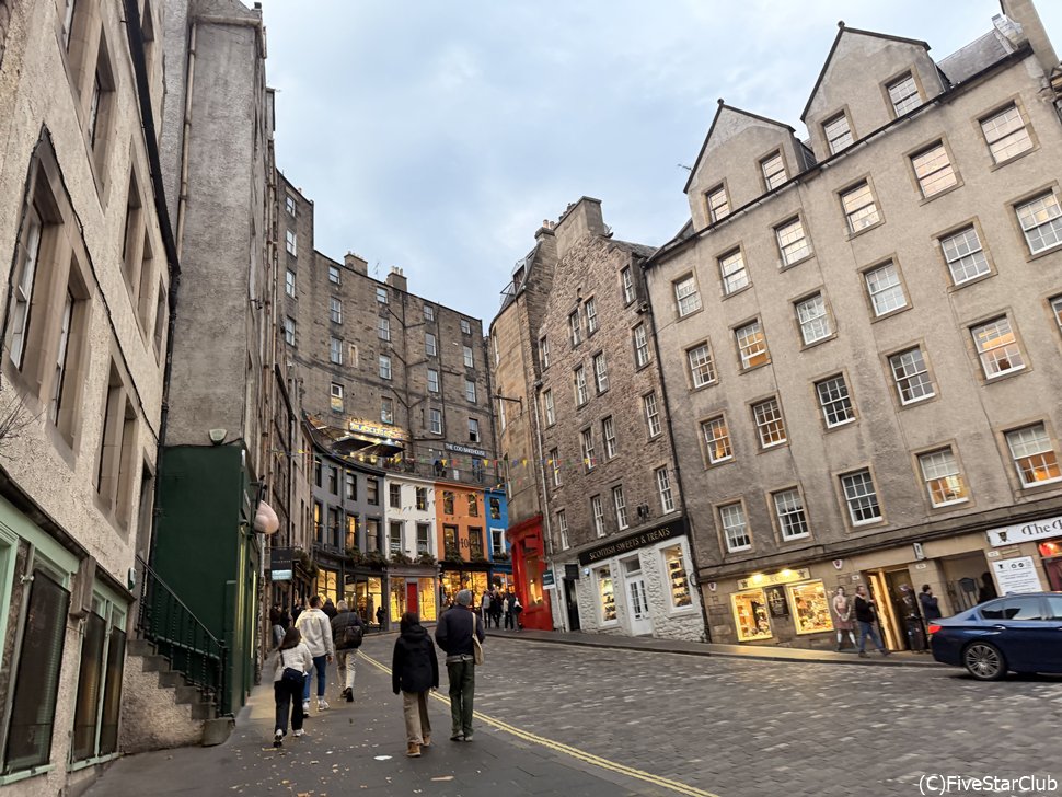 石造りの街並みが続くエジンバラ旧市街はハリー・ポッターの世界のようです。