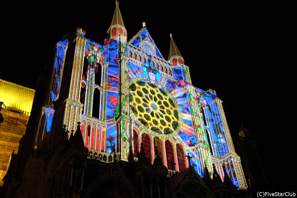 パリ滞在中に郊外のシャルトルへ行き「光のシャルトル」を見てみたい