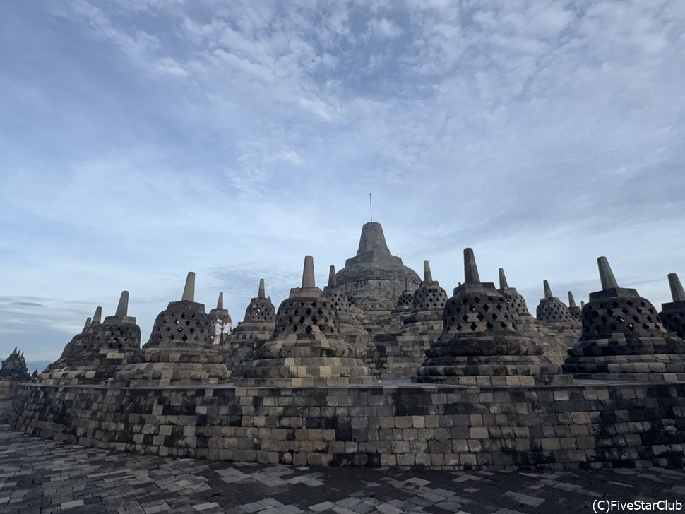 遺跡の巨大な仏塔