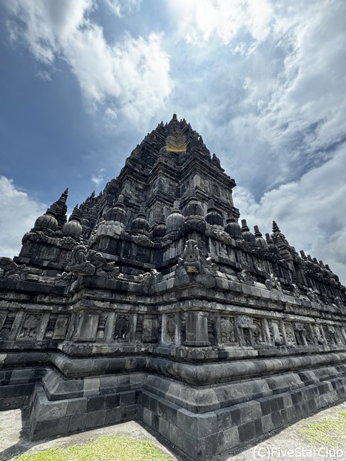 そびえ立つ仏塔