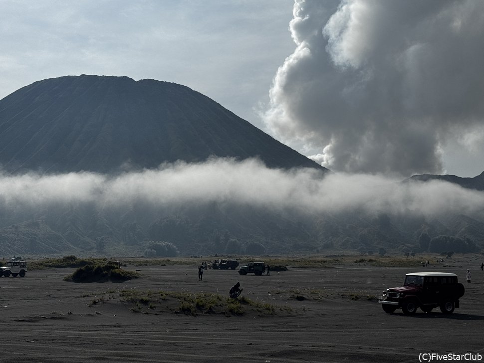 ブロモ山のクレーターにて