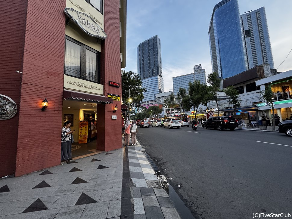 活気あるスラバヤ市内