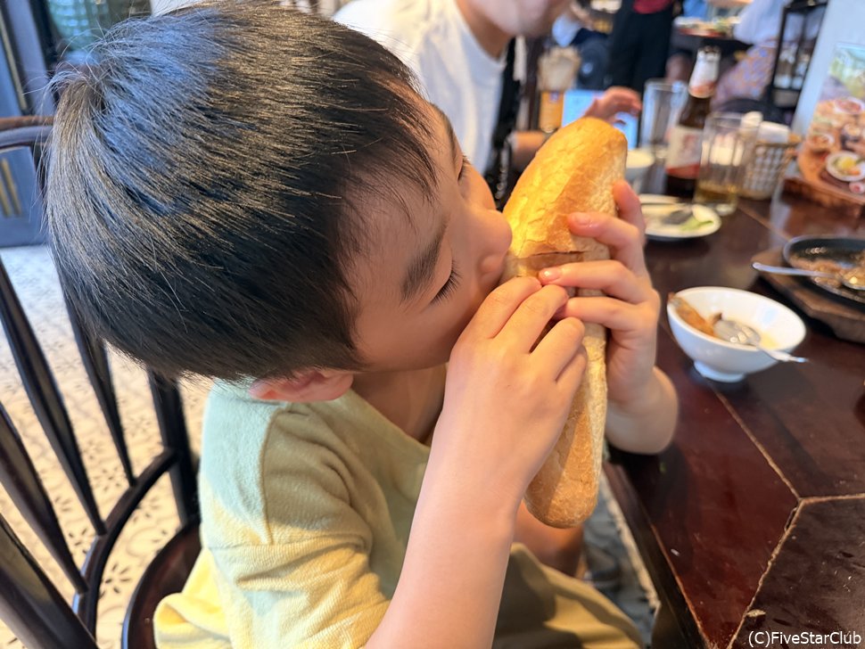 香ばしいフランスパンにかじりつく!