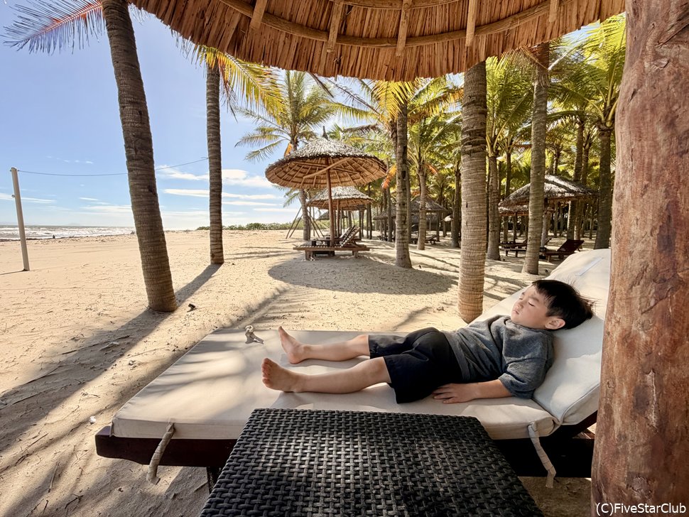 プライベートビーチでくつろぐ