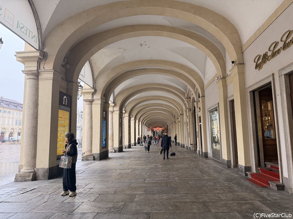 街中に張り巡らされたポルティコにより雨の日も安心の街歩き