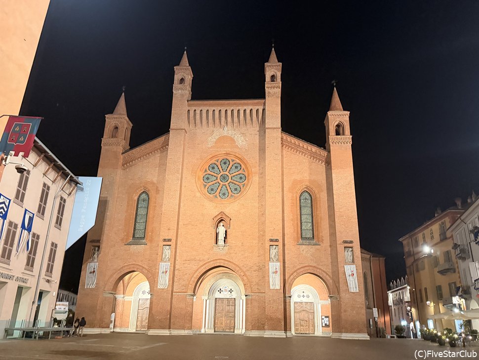 アルバの街の中心にあるサン・ロレンツォ大聖堂