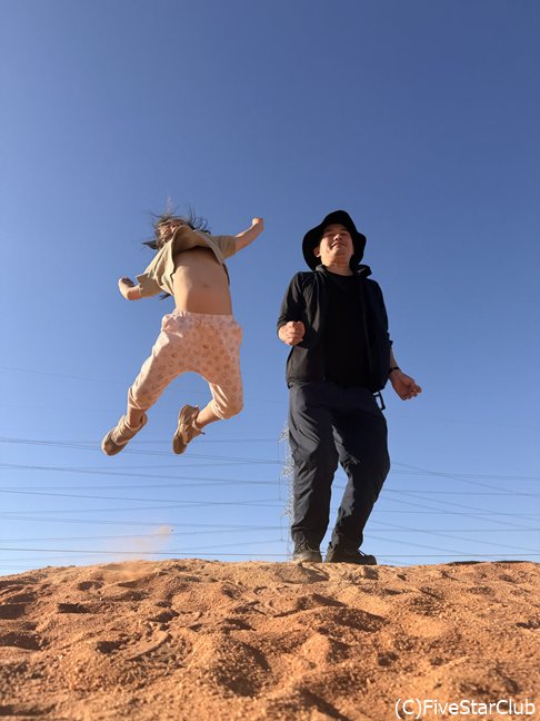 アスワンからアブシンベルに向かう砂漠にて