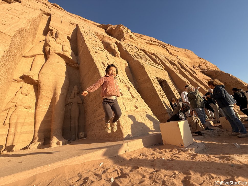 朝のアブシンベル神殿　小神殿の前で