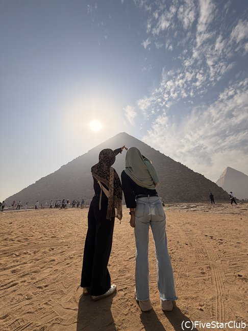 この旅行記の筆者、新人女子二人でピラミッドポーズ！