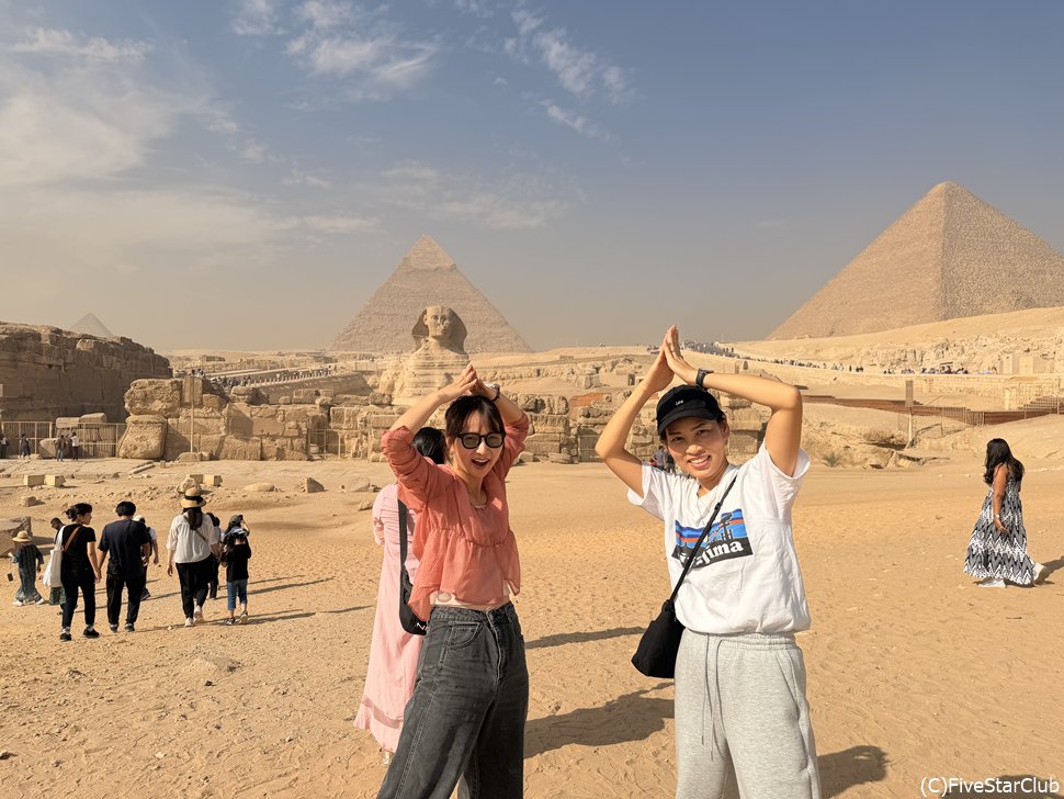 ピラミッドの前でピラミッドポーズ