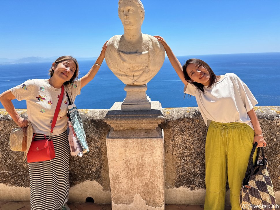 ヴィッラ・チンプローネで海を望む