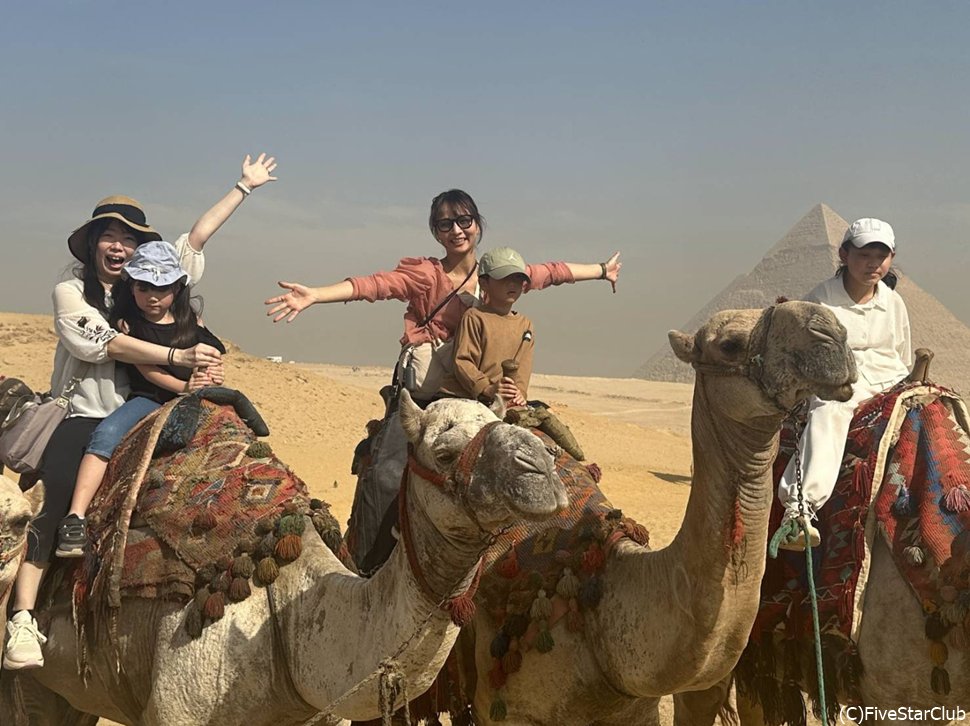 ピラミッドのパノラマポイントでラクダに乗ることもできますよ。