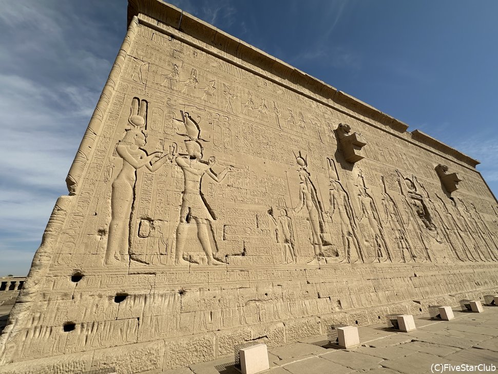 クレオパトラとカエサルの美しいレリーフも有名