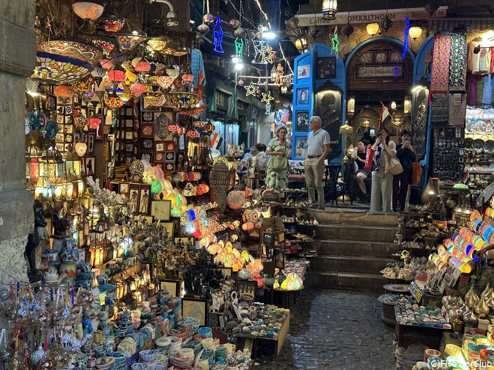 ハンハリーリバザールにはお土産物屋さんがずらりと並びます。