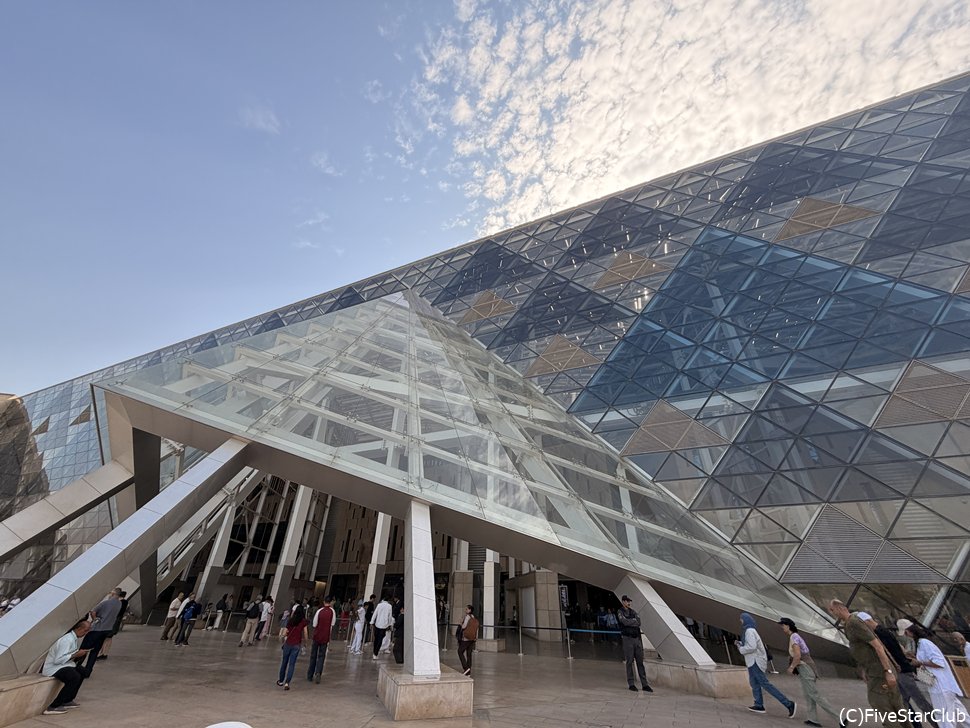 大エジプト博物館のエントランスはスタイリッシュ