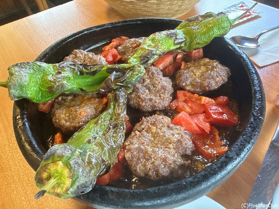 サフランボル郊外のレストランで鉄板で焼いた熱々ミートボールは美味!