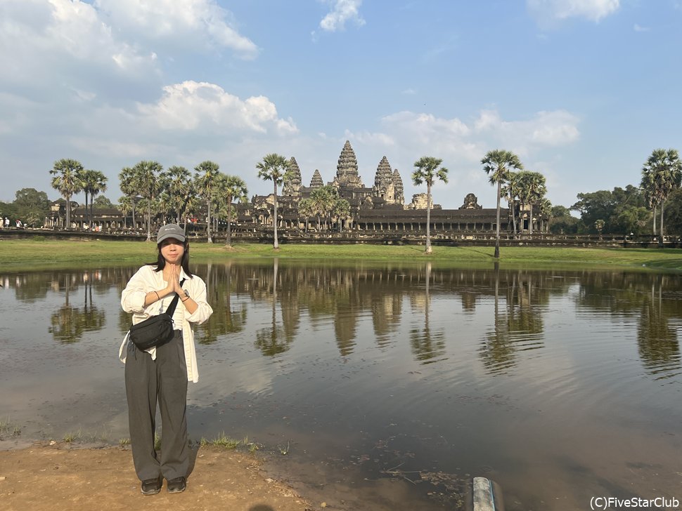 水面に映るアンコールワットとぱしゃり！