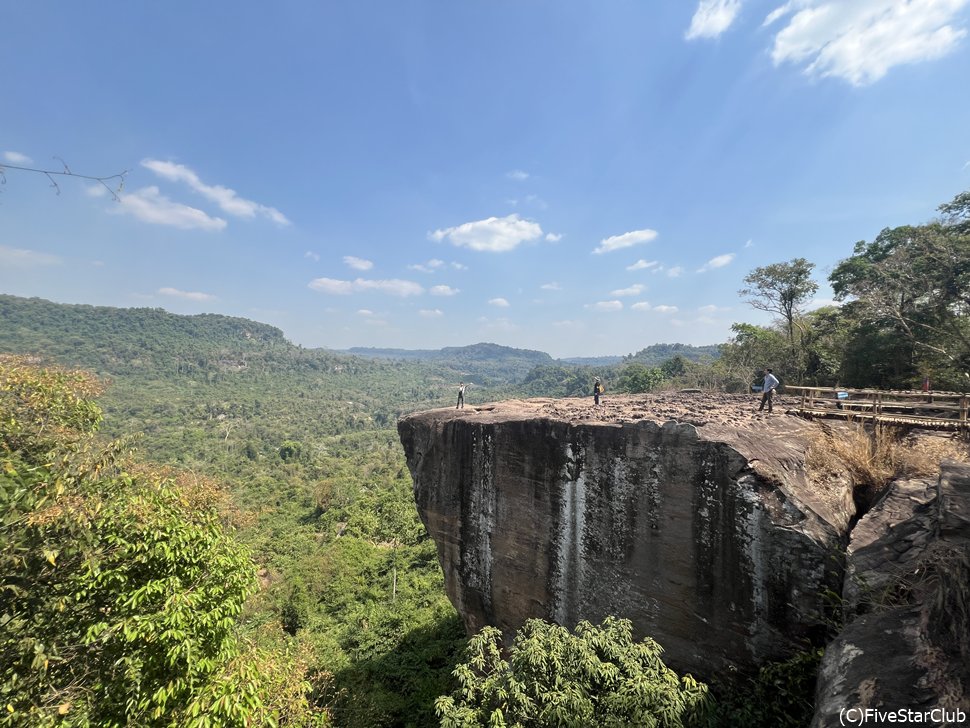 プノンクーレン山　山頂の崖