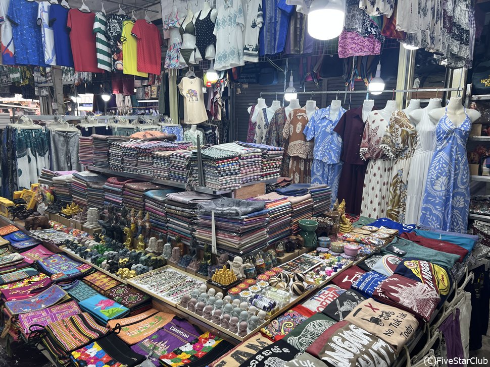 雑貨が多く並ぶオールドマーケット