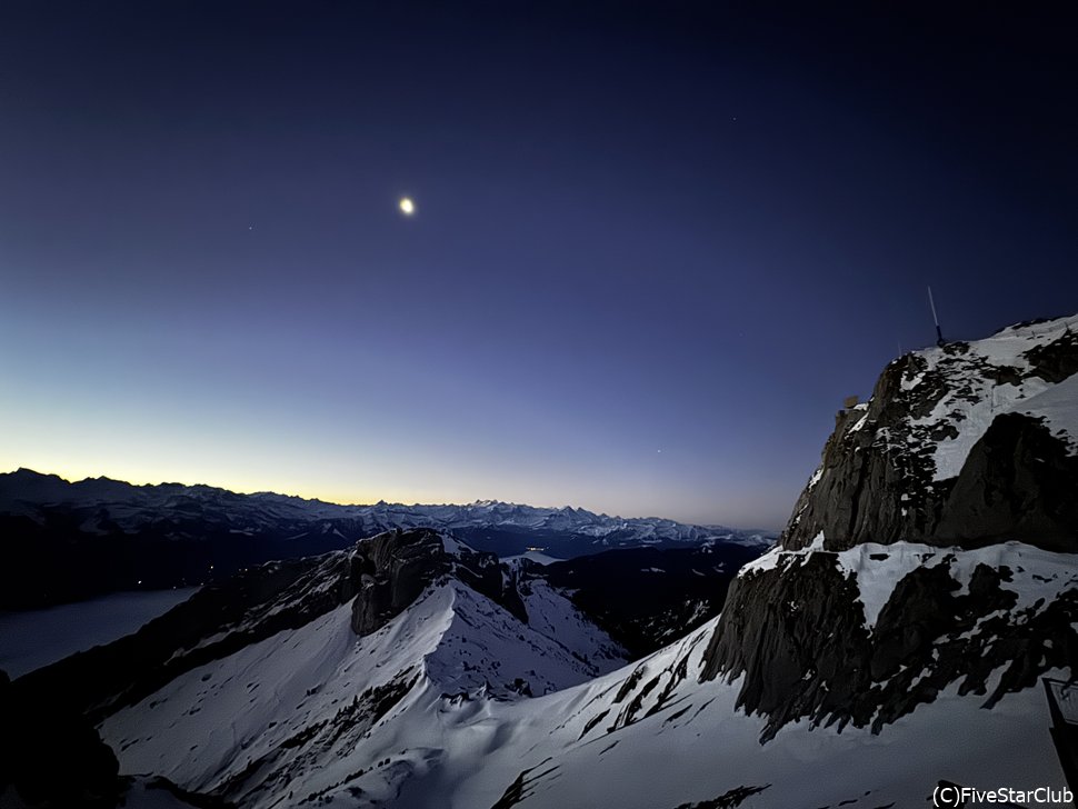 山頂で眺める夜空