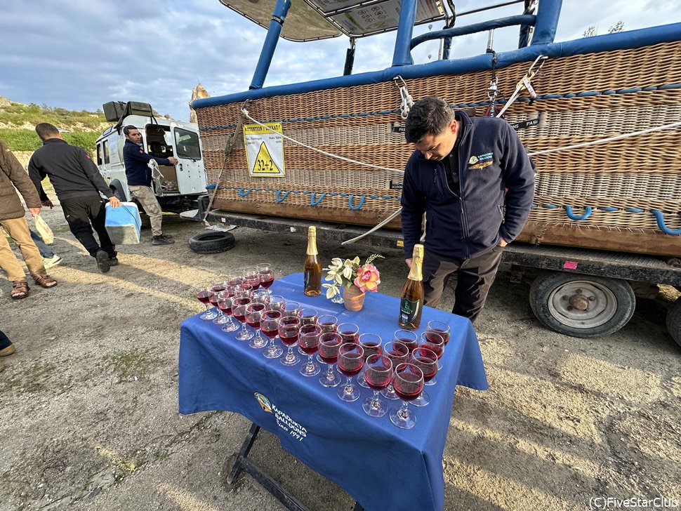  無事に着陸したら、スパークリングワインで乾杯！