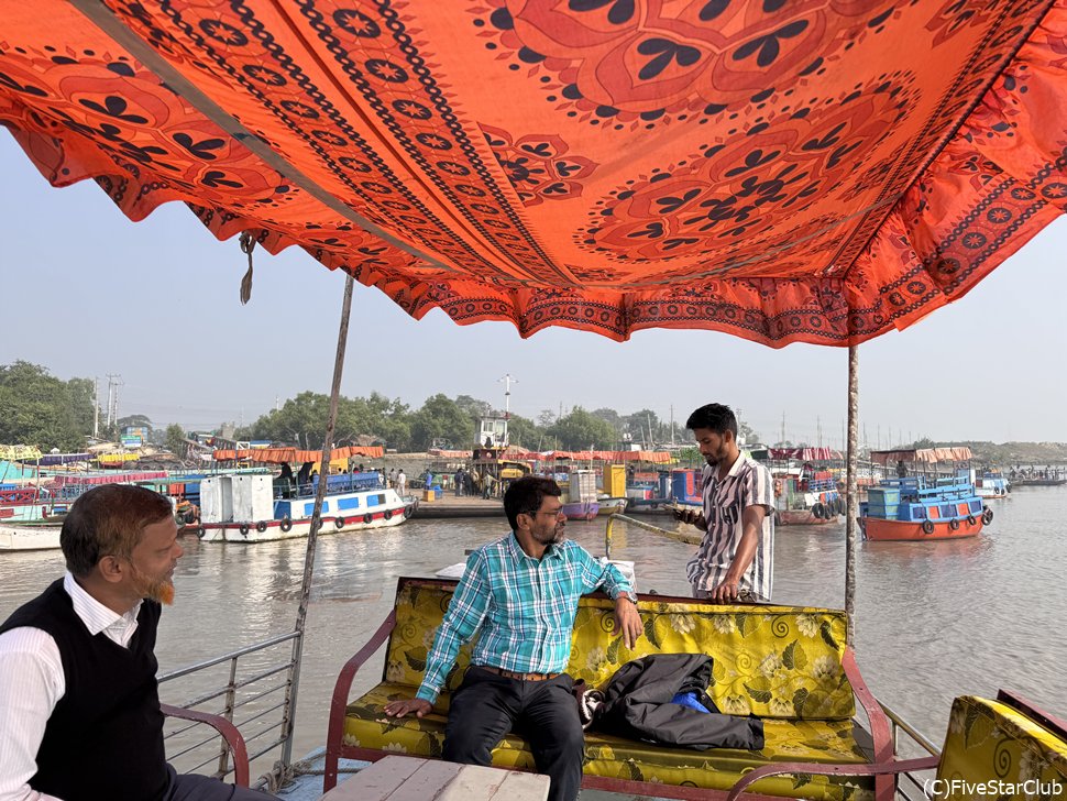 船に乗船しシュンドルボン国立公園クルーズに出発<クルナ>