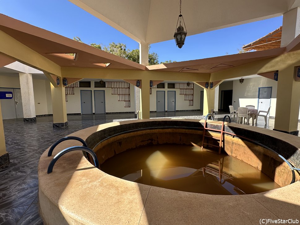 中庭に温泉露天風呂があるインターナショナルホットスプリングホテル