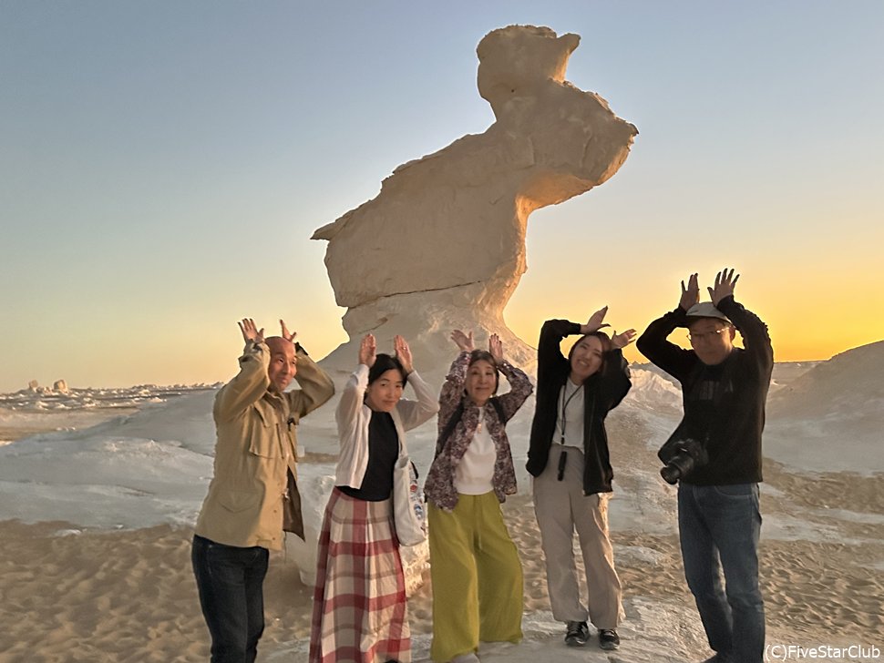 5人組がうさぎのポーズ！