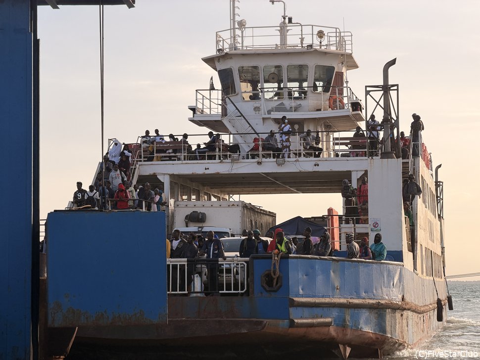 バンジュールのフェリーターミナル