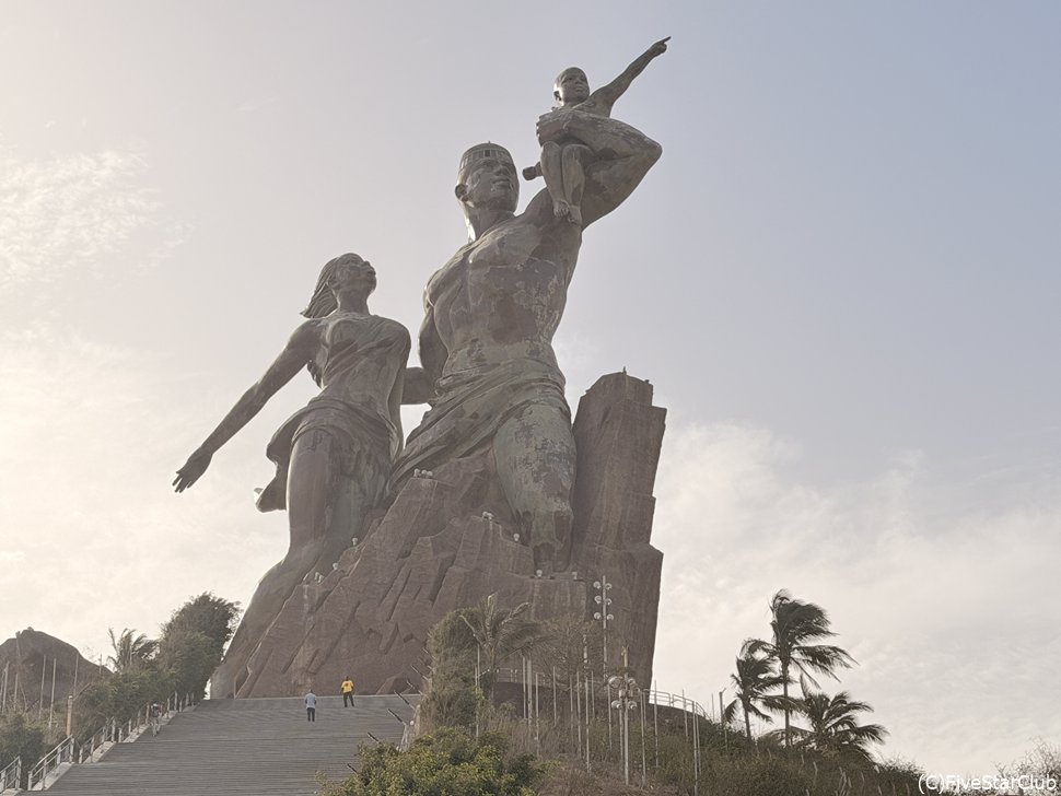 ダカールにあるアフリカ・ルネサンスの像