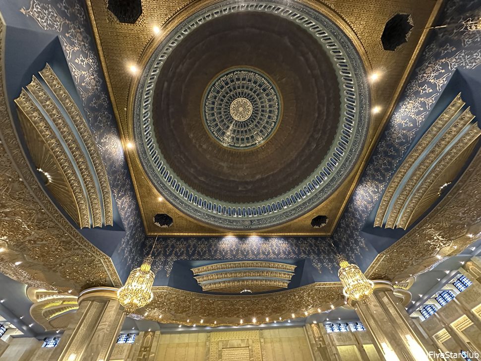 グランドモスクの贅を尽くした内装