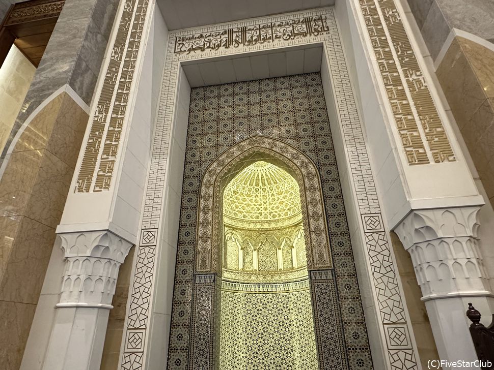 グランドモスクの精緻なインテリアにはため息が出る