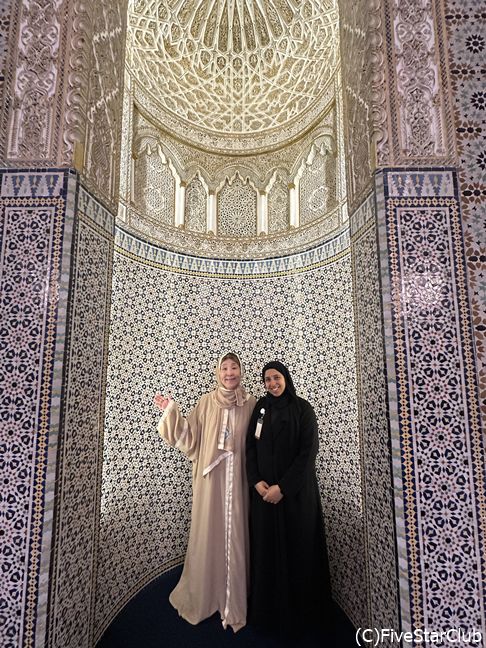 モスクの親切な女性スタッフと