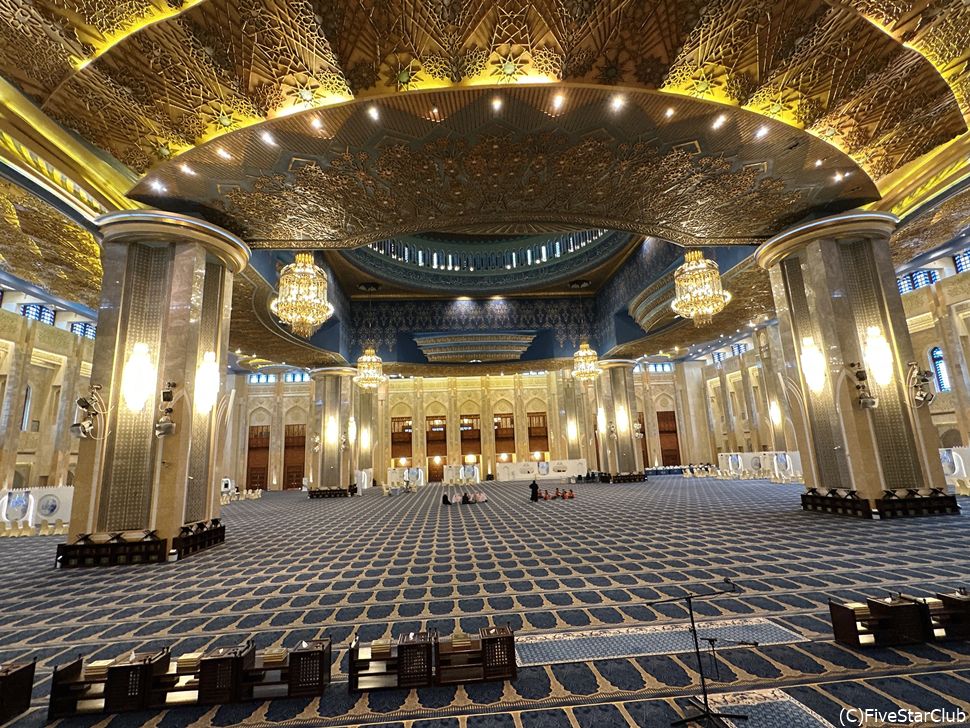 1万人が入れる壮大なグランドモスク