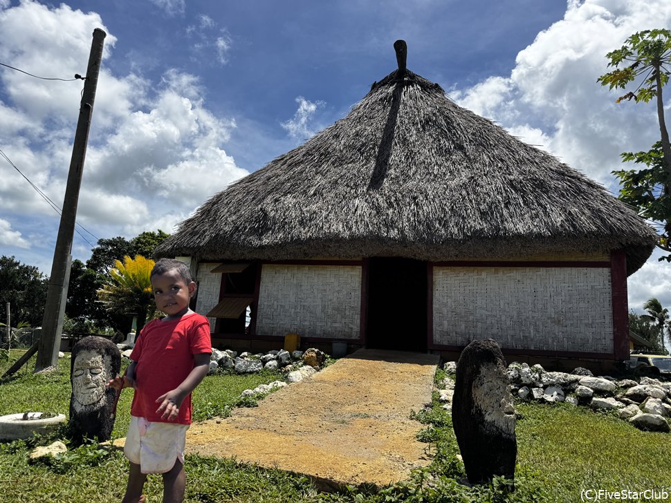 村の子供と村長さんの家